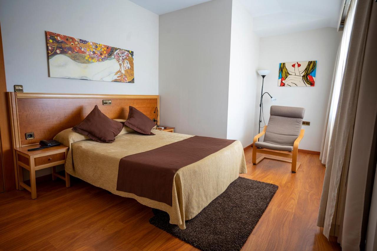 Hotel Los Barruecos By Croma Malpartida de Caceres Exterior photo