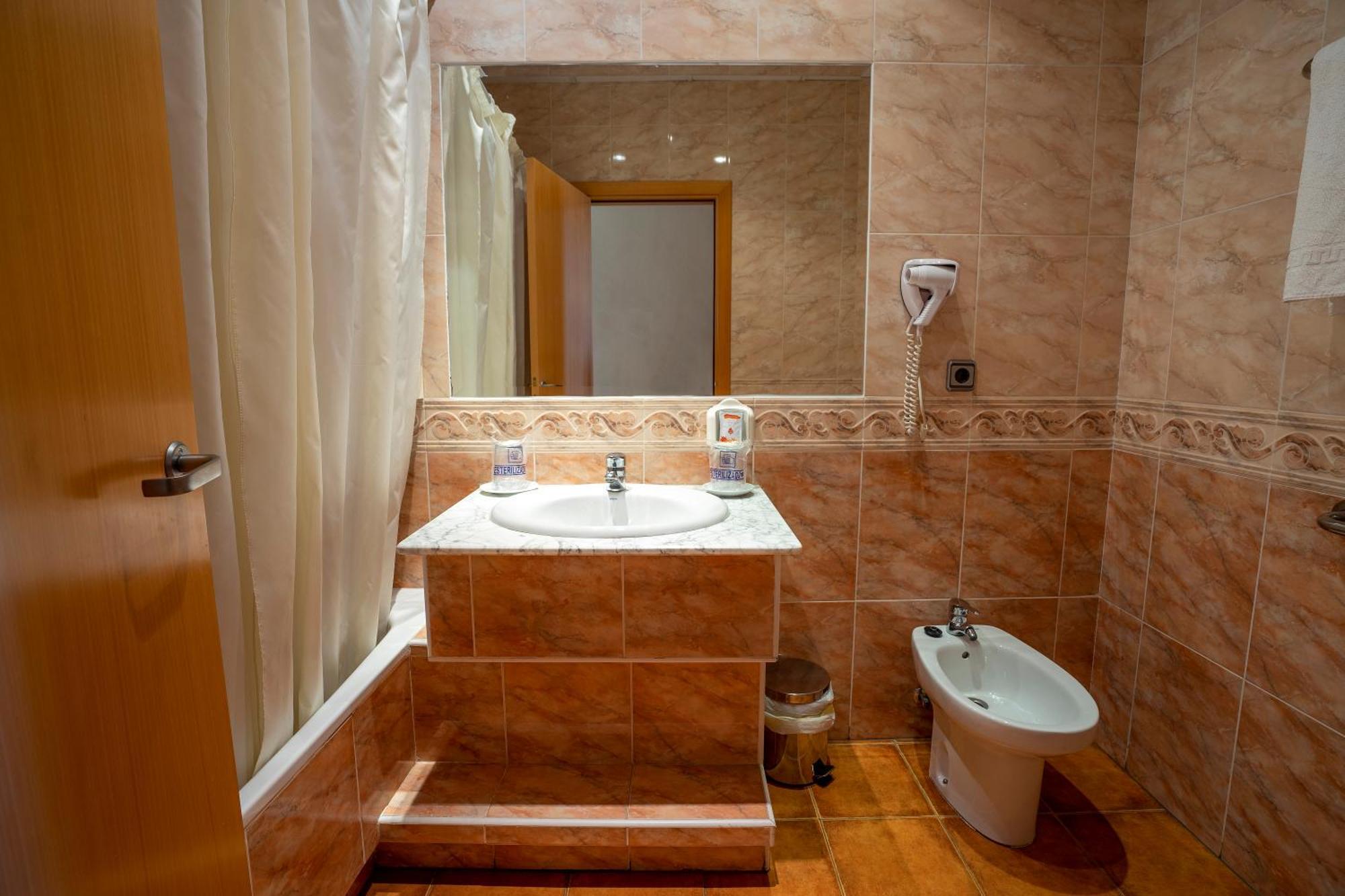 Hotel Los Barruecos By Croma Malpartida de Caceres Exterior photo